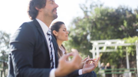 Business Yoga zum Start in den Arbeitstag